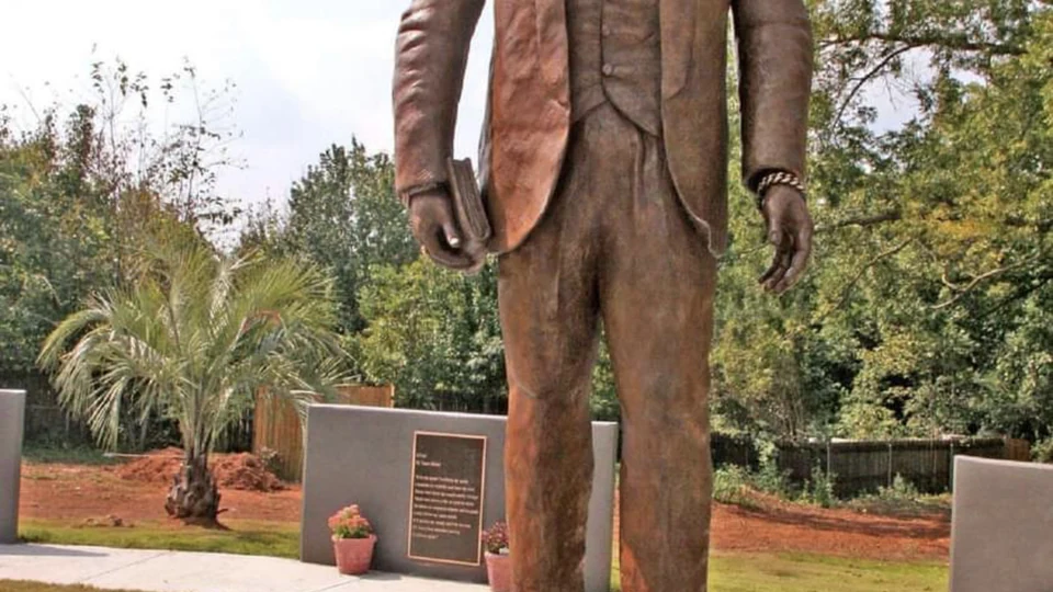 A monument honoring Tupac Shakur